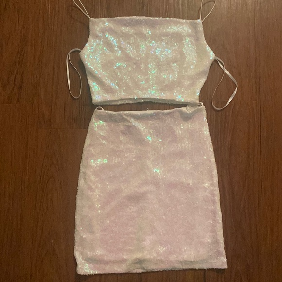 SEQUIN-EMBELLISHED KNITTED TWO PIECE SET IN WHITE